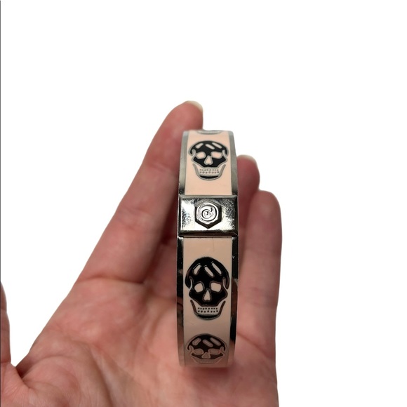 Alexander McQueen | Enamel Skull Bangle Pink/Black - Picture 4 of 8